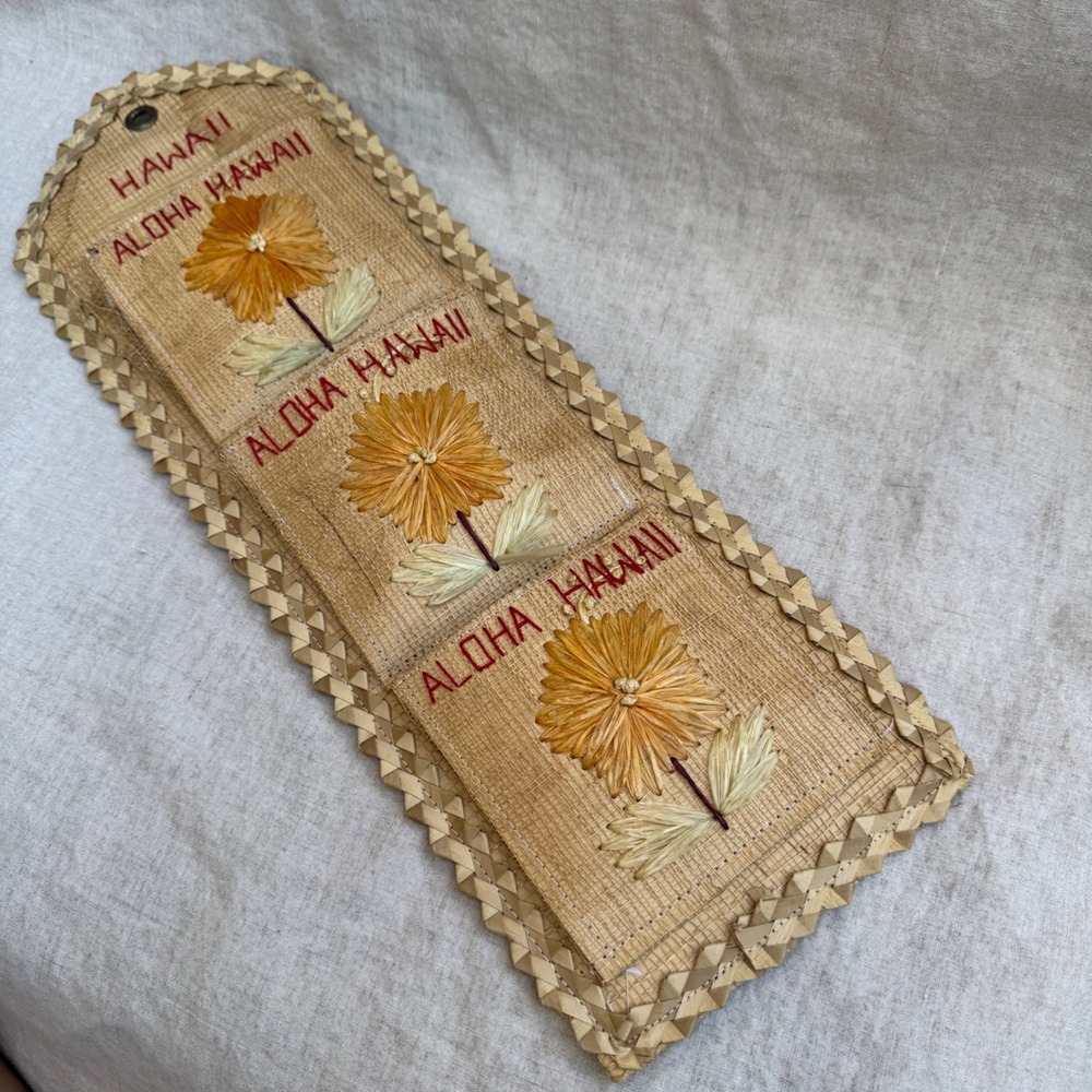 Vintage Hawaii Wall Pocket Letter Holder Woven Lauhala Raffia Floral Tiki MCM - Picture 2 of 11
